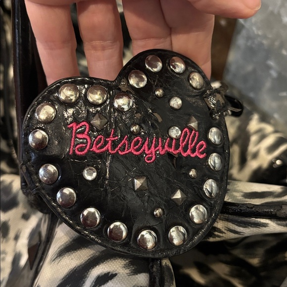 Y2K Vintage Betsey Johnson Leopard Print rolling duffle bag/ carry-on - Picture 4 of 17